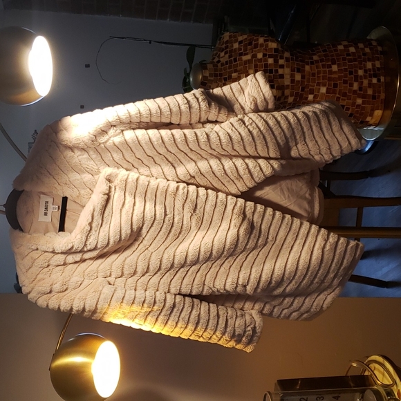 BB DAKOTA~ XS~FAUX FUR, PALE PINK WOMAN'S COAT - Picture 4 of 8